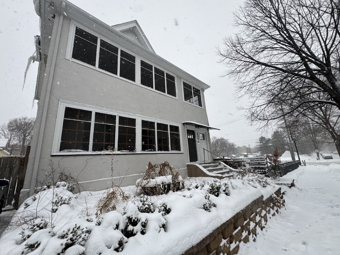 Foto principal - "Spacious 3-Bedroom Minneapolis Gem with Gleaming Hardwood Floors & 2 Full Baths!"