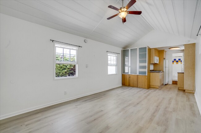 Building Photo - 1456 S Doheny Dr