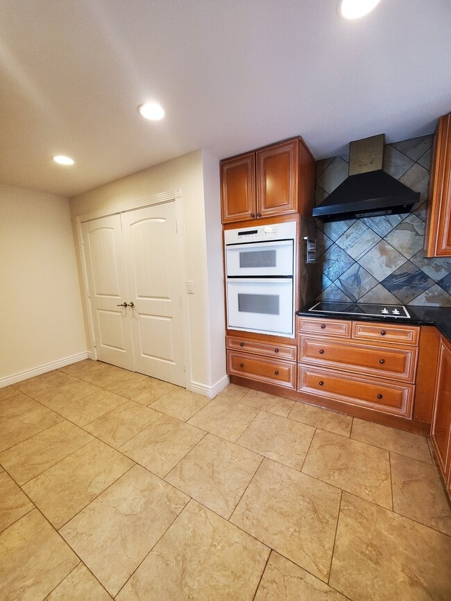 Building Photo - 2725 S Azalea Dr