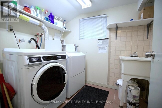 Building Photo - 32 Beatrice St