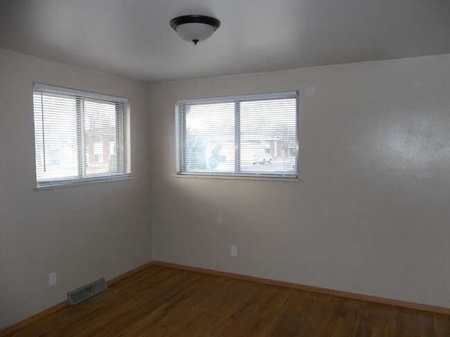 Building Photo - Lovely Duplex in Loveland: Your New Home A...