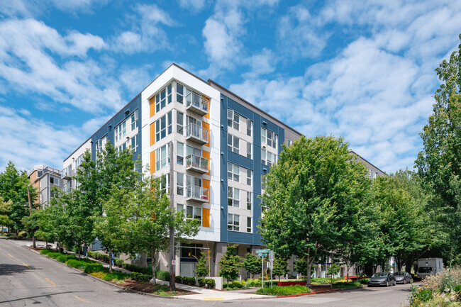 Building Photo - Green Leaf Sky