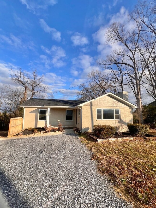 Building Photo - Newly Renovated Modern Cottage in Sevierville, TN — 2 Bed, 2 Bath, Open-Concept Living