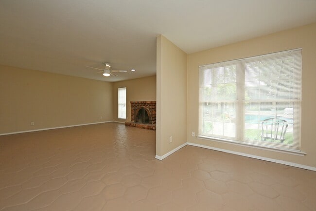 Foto del edificio - 7725 Meadow Park Dr