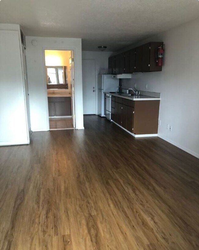 Building Photo - Cozy Studio Downtown