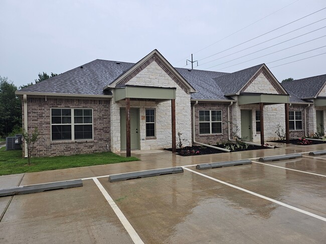 Building Photo - Lakeridge Villas