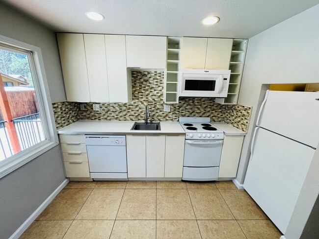 Building Photo - Pet friendly 1 bedroom unit with washer/dr...
