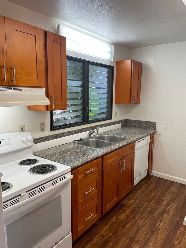 Building Photo - Village West - Aiea - 2/1.5/2 Townhouse - ...
