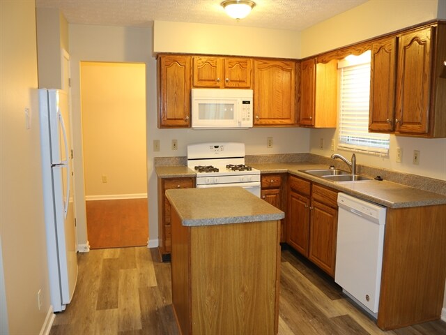 Building Photo - 8612 Oak Creek Dr