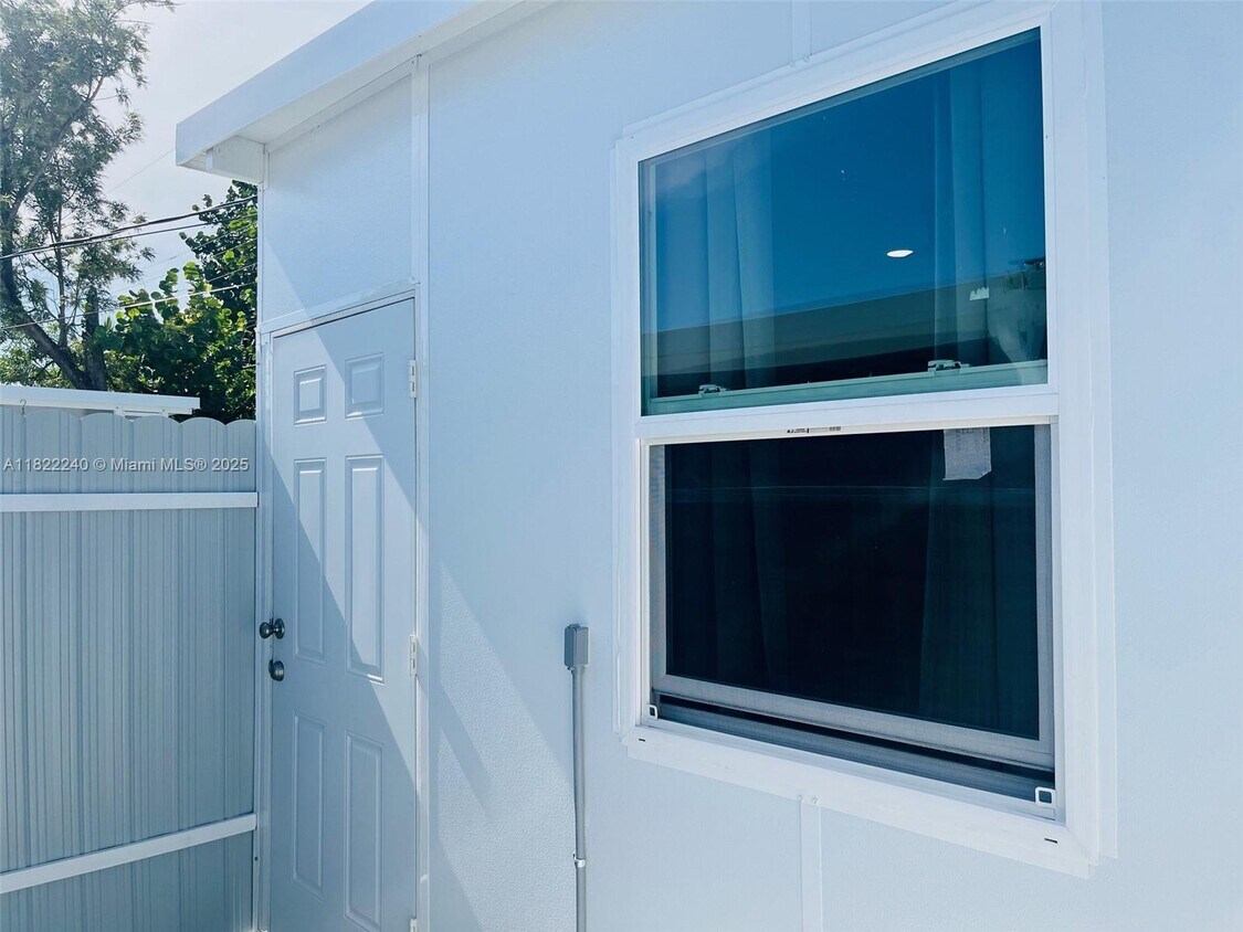 Foto principal - 6839 SW 21st St