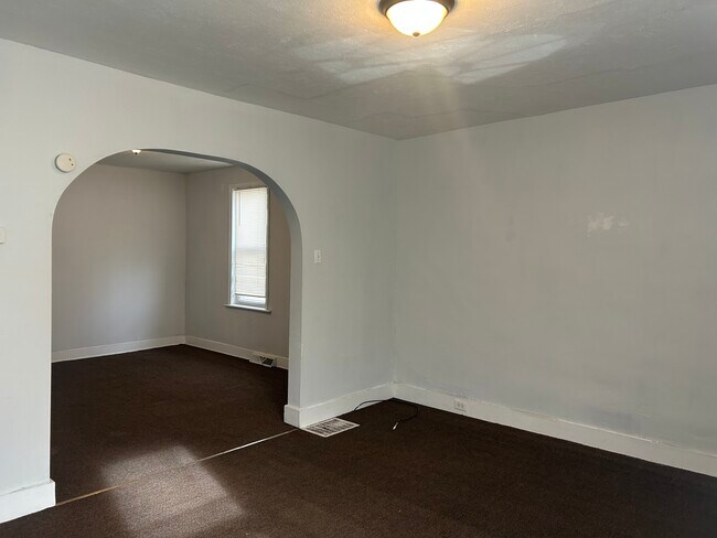 Habitación delantera - 604 E 5th St