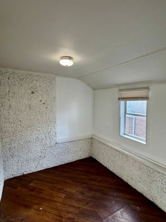 Building Photo - For Rent 4 Bedroom 1 Bath Field Club Row House