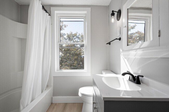 Building Photo - 4 BEDROOM BEAUTY IN PITTSBURGH AVAILABLE N...