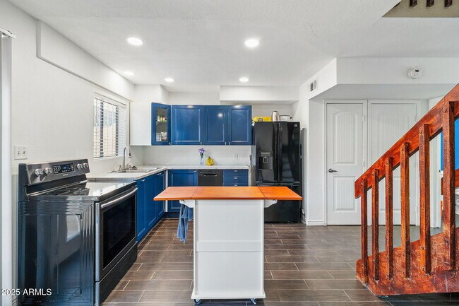 Foto del edificio - 2724 W McLellan Blvd