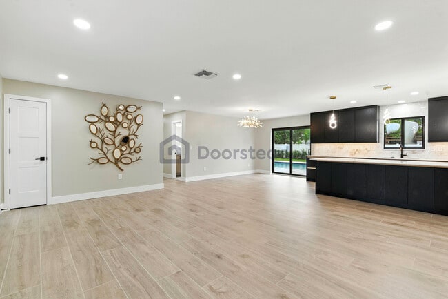 Foto del edificio - 6886 Tradewind Way