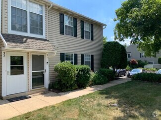 Building Photo - 32 Meadow Ln