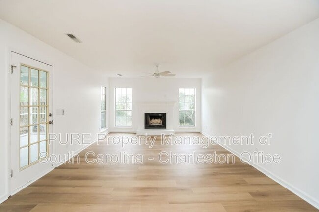 Building Photo - 1928 Oak Tree Ln