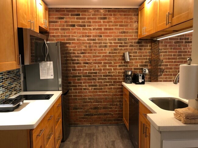 Building Photo - 807 W Trinity Ave