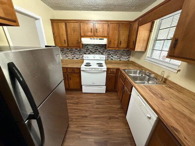 Building Photo - Freshly painted unit. Positioned along Navco Road, the home offers convenient access to major rou...