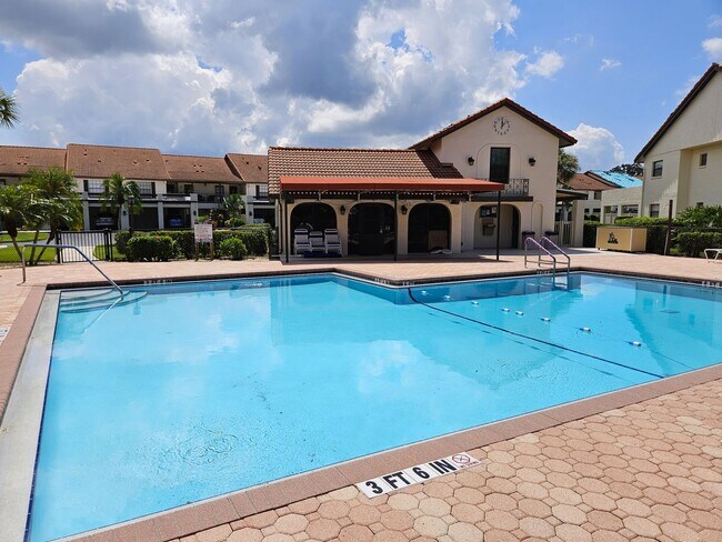 Foto del edificio - Seasonal Short-Term 2 Bedroom 2 Bathroom 2nd Floor Condo in Estancias of Capri Isles!