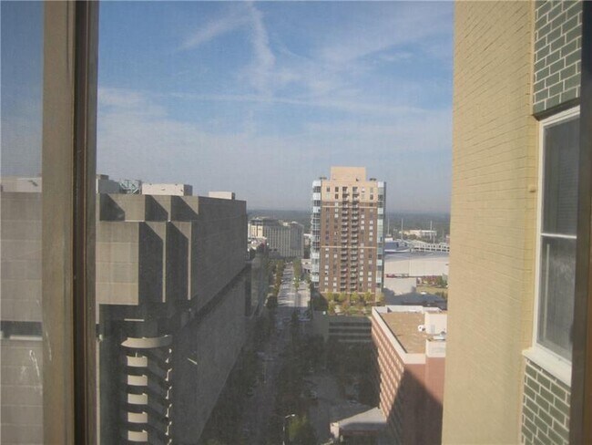 Building Photo - 300 W Peachtree St NW