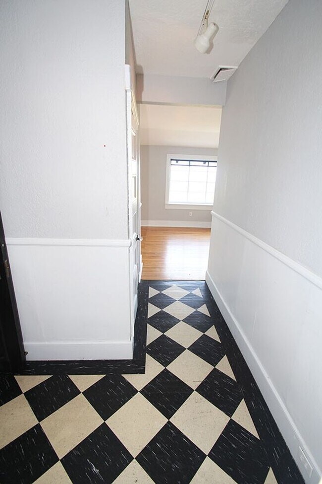 Building Photo - CHARMING 3 BEDROOM TUDOR REVIVAL APARTMENT W/ PUGET SOUND VIEWS