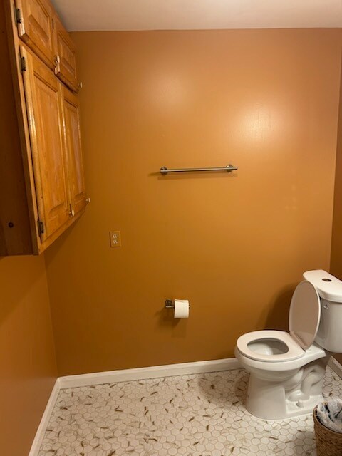 Almacenamiento de ropa de cama en el baño - 4654 Riveredge Cv