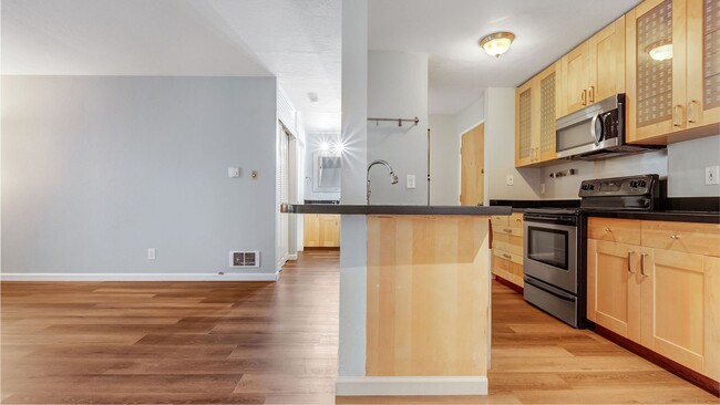 Building Photo - Beautiful Remodeled Adams Point Condo