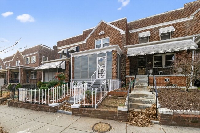 Building Photo - Newly Renovated 5BR/2BA Rowhome