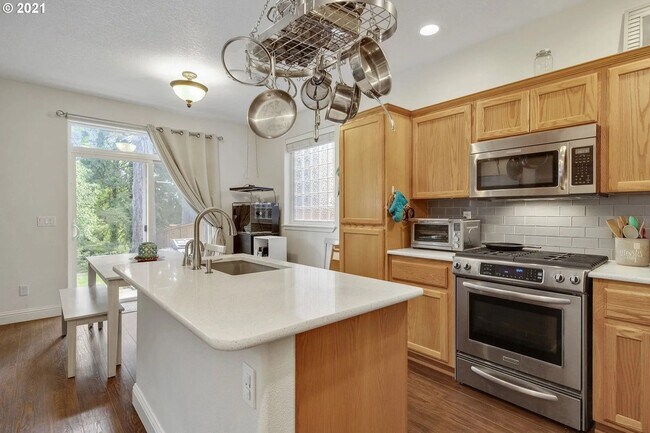 Building Photo - Beautiful 3-Bedroom + Office/Den Home in P...