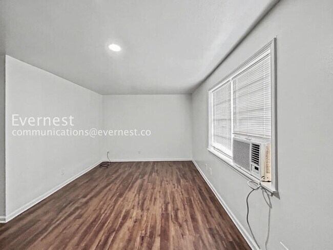 Foto del edificio - 4527 Glade Rd