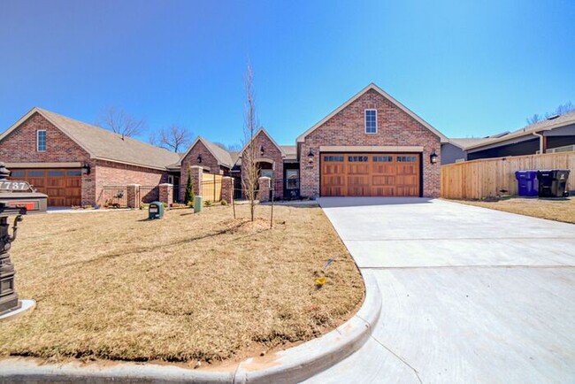 Building Photo - 3/2/2 Luxury Patio Home! Half off first mo...