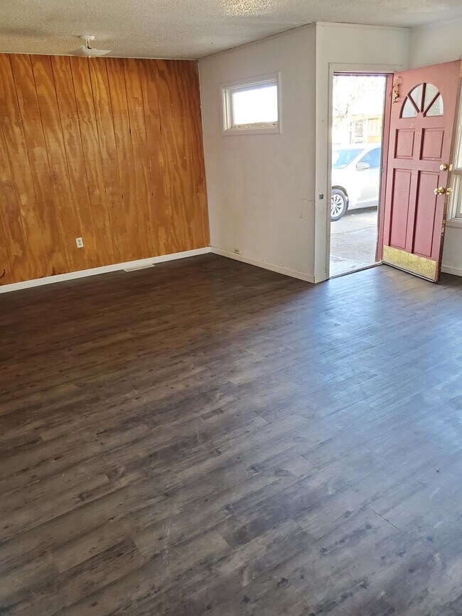 Building Photo - 2405 Rosewood Ln