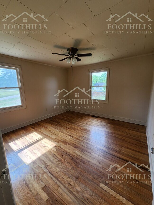 Building Photo - Beautiful 3 Bedroom Home on a Large Lot!