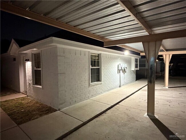 Building Photo - 10 Moonlight Ln