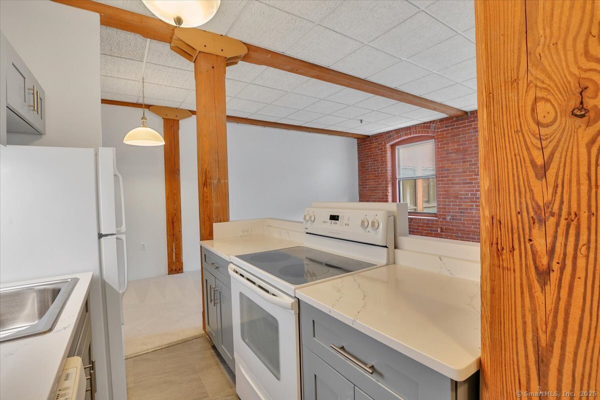 Primary Photo - 222 Williams St E
