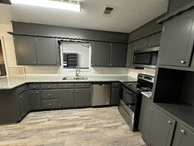 Foto del edificio - Beautiful Updated 3/2/2 Home in Nice Neighborhood!