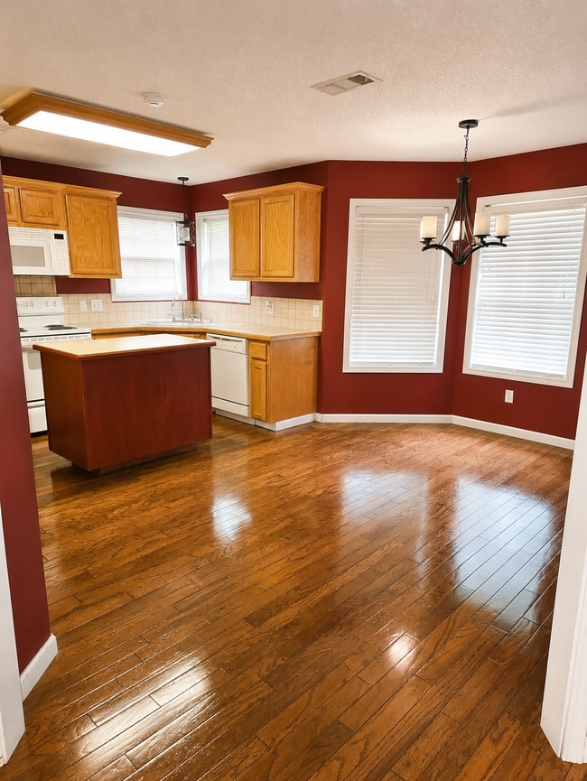 Kitchen - 206 Vail Dr