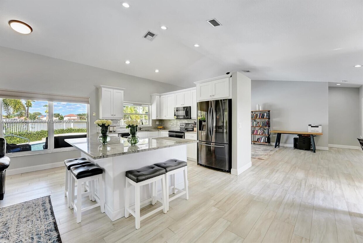 Foto principal - 3833 Cypress Lake Dr
