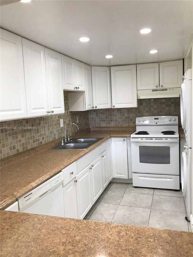 Building Photo - 10090 NW 80th Ct