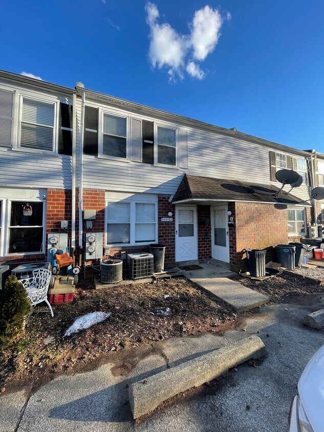 Primary Photo - 2 BED 1 BATH 1ST FLOOR APARTMENT