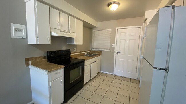 Building Photo - 3 Bedroom 1 Bathroom Aurora Apartment Available Now