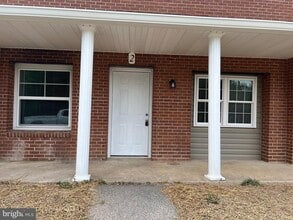 Building Photo - 50 Briarwood Ln