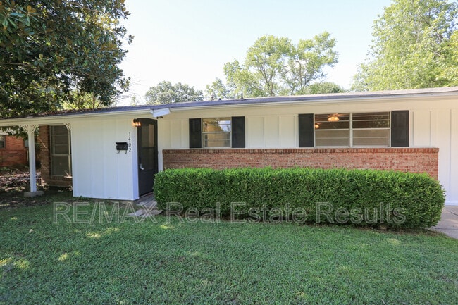 Building Photo - 1402 Lawrence Ave