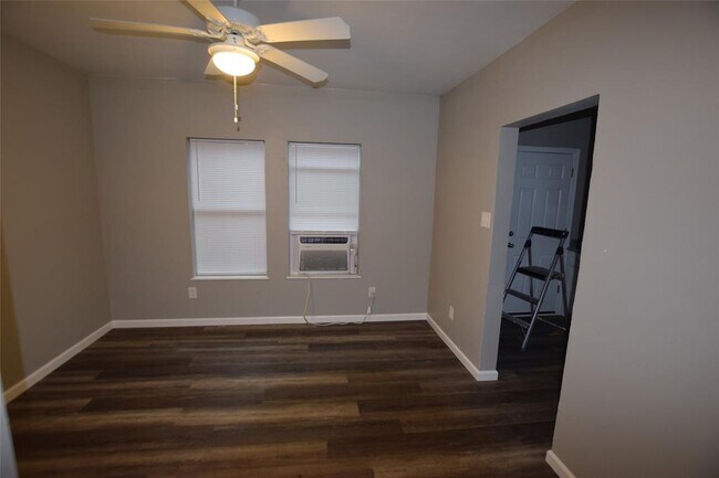 Building Photo - 122 Pineview Dr