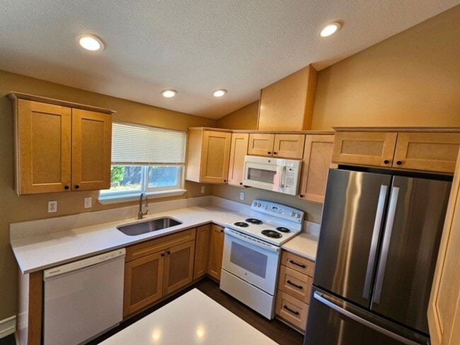 Building Photo - 3Bd/2Ba Single Story Home-Available to View!