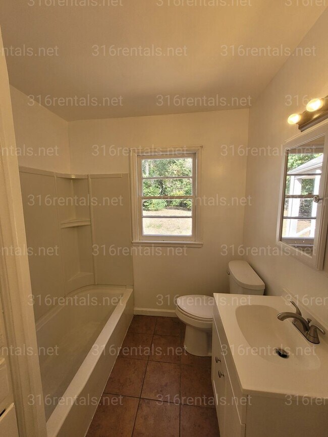 Foto del edificio - $1,050 - 3 bedroom/ 1 bathroom - Single Family Home