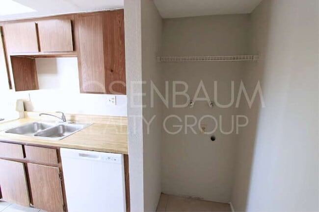 Building Photo - 410 E 9th Ave