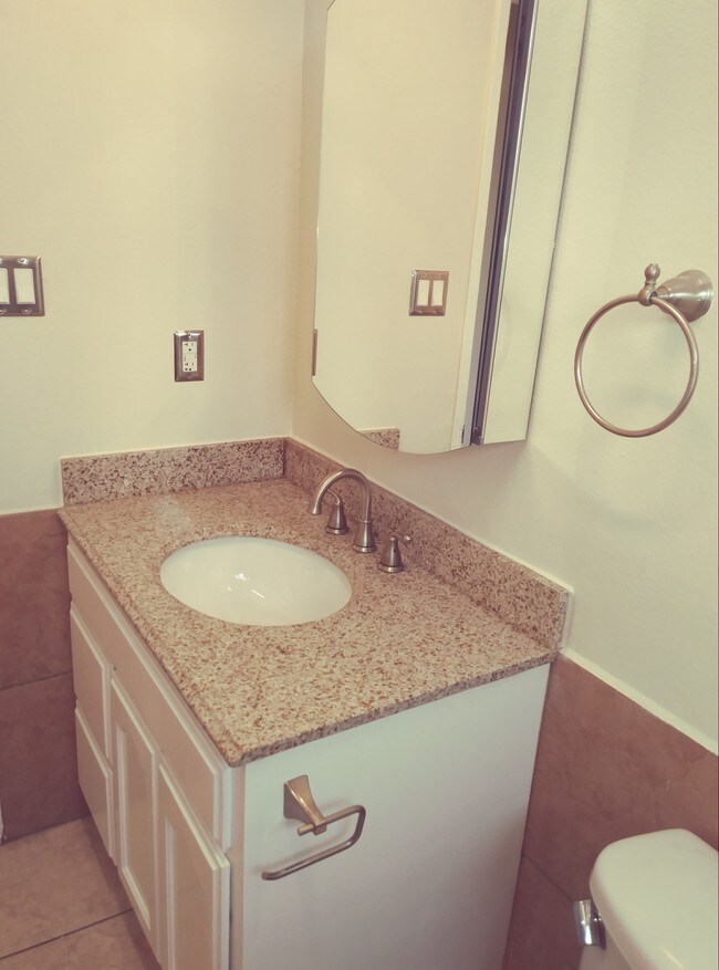 Foto del edificio - 3221 1/2 W 109th St
