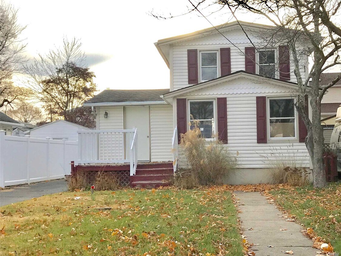6 Elinore Ave, Merrick, NY 11566 House Rental in Merrick, NY